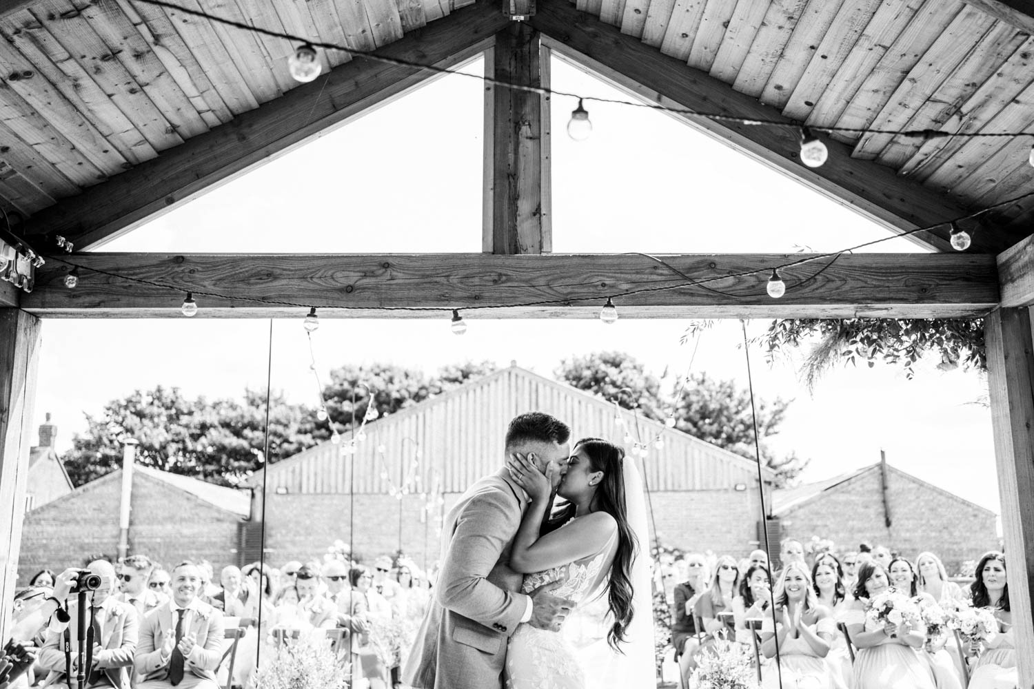beverly barn wedding photography, beverly barn, beverly barn photographer, beverly barn first kiss
